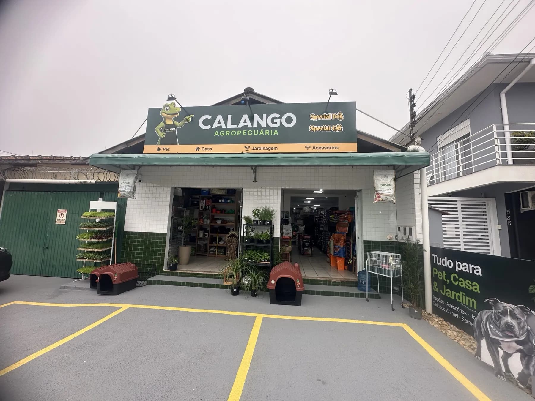 Fachada real da Calango Agropecuária
