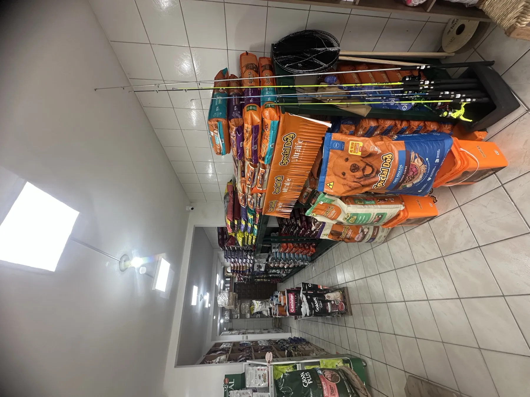 Corredor de produtos pet e pesca